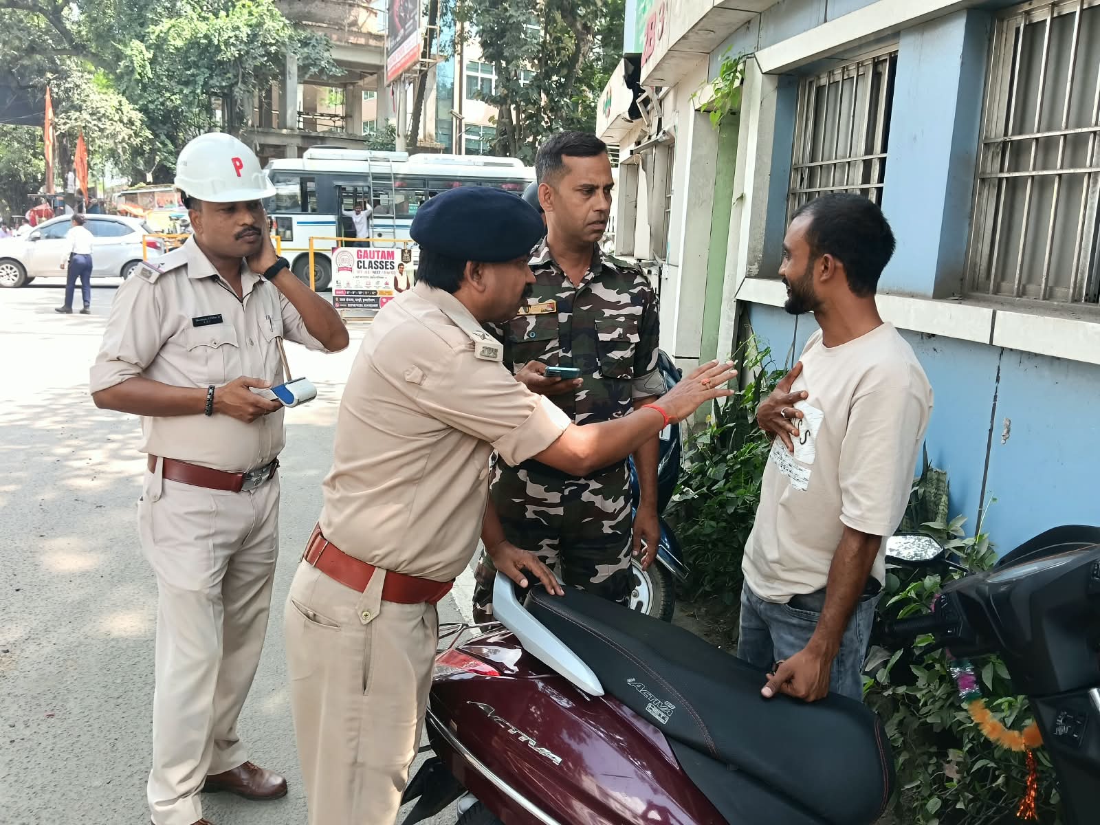 डिस्ट्रिक्ट मोड़ पर पुलिस का बड़ा वाहन चेकिंग अभियान, 111 वाहनों पर कार्रवाई