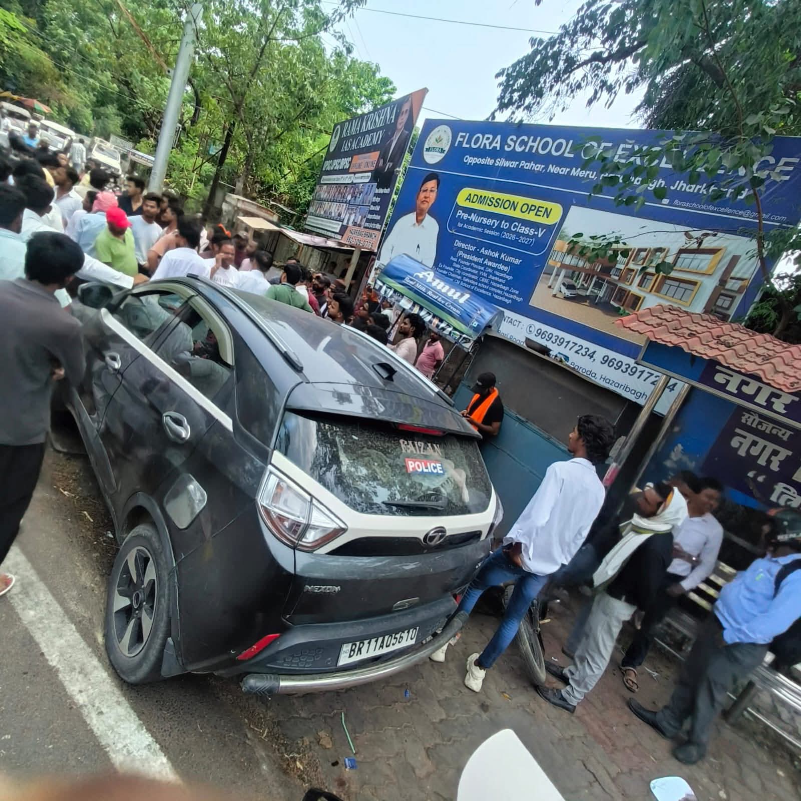 त्रिमूर्ति चौक पर पुलिस वाहन का कहर, ठेले वालों में मचा हड़कंप