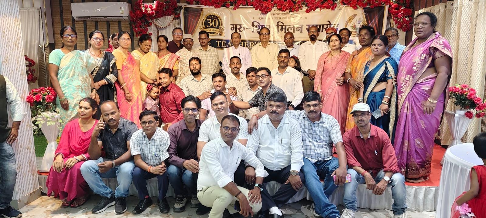 30 साल बाद हुआ गुरु-शिष्य मिलन, भावुक हुए शिक्षक और पूर्व छात्र